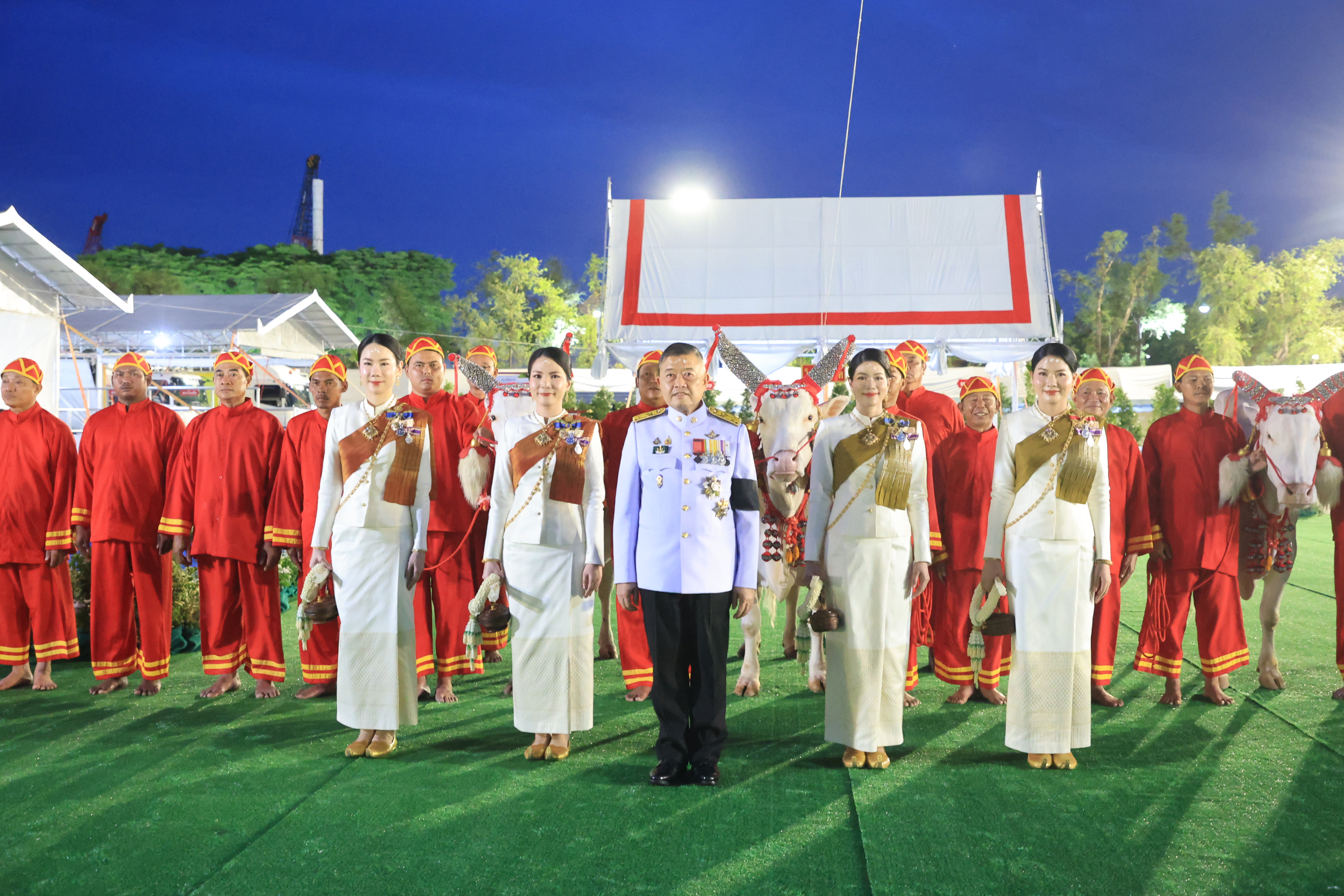 title - ปลัดเกษตรฯ ผู้ทำหน้าที่พระยาแรกนา พร้อมด้วยเทพีคู่หาบทองและเทพีคู่หาบเงิน ทำพิธีล้างมือพระยาแรกนา และเจิมหน้าพระโค